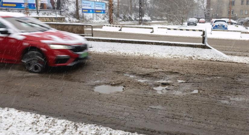 Vagyonokat fizethet, aki így kerüli a kátyúkat: többmilliós bírság várhat az autósokra!