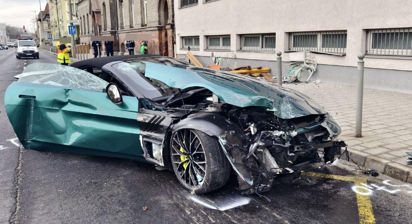 Helyszíni fotók: Buszmegállóban gázolt halálra egy nőt egy luxusautó Győrben
