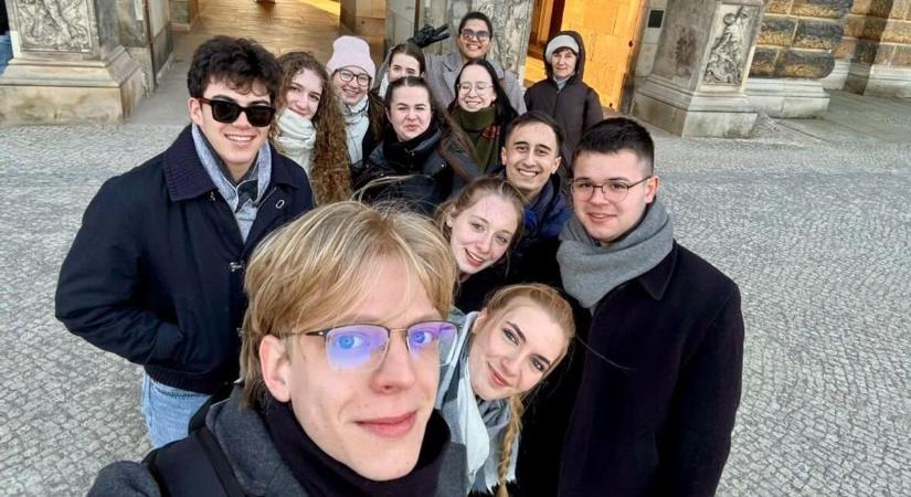 Megrendítő megemlékezés Németországban: magyar diákok és a köztársasági elnök együtt hajtott fejet az elűzöttek előtt