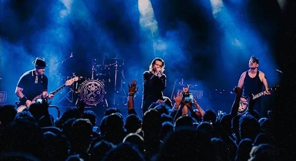 A Don't You (Forget About Me) koncertvideójával jelentkezett a Life Of Agony