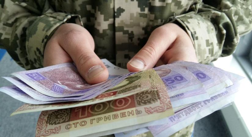 Egyre több készpénzt halmoznak fel az emberek