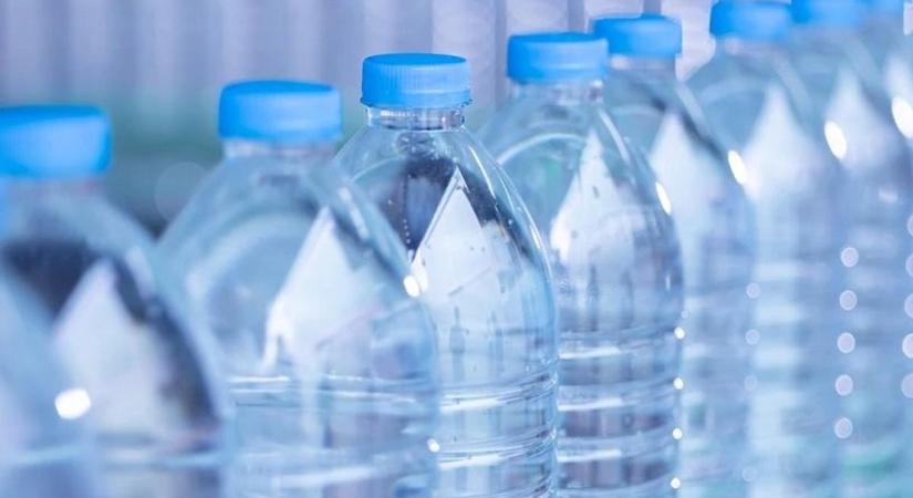 Szennyezés miatt két népszerű ásványvizet is visszahívtak a boltokból