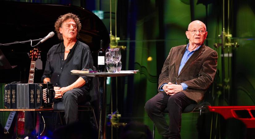 Bereményi Géza és Másik János koncertje a Cseh Tamás 80 programsorozat keretében látható online