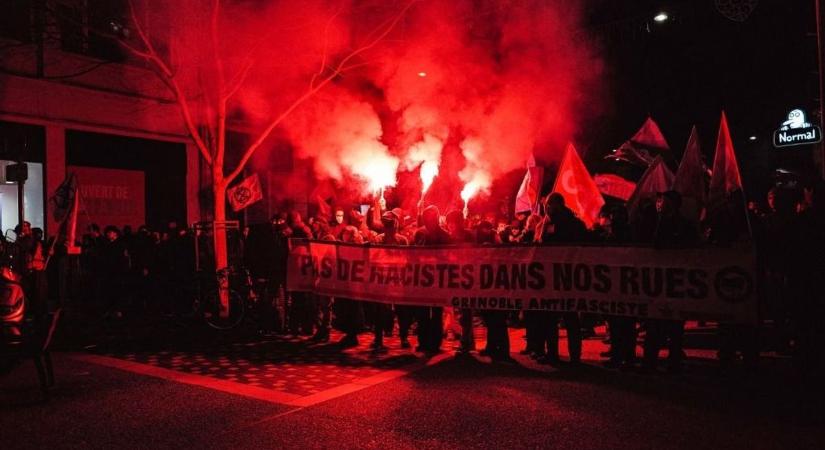 Agyhalottá vertek egy 23 éves biztonsági őrt az antifások – politikai tüntetésből lett brutális utcai harc