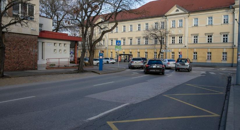 Két parkolóhely megszűnik a belvárosban, kerékpártároló kerül a helyükre