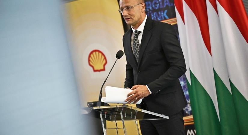 Orbán Viktor a háború kutyájának nevezte a Shellt, kár, hogy Szijjártó Péter öt hónapja még hosszú távú földgázvásárlási szerződést írt alá a brit céggel