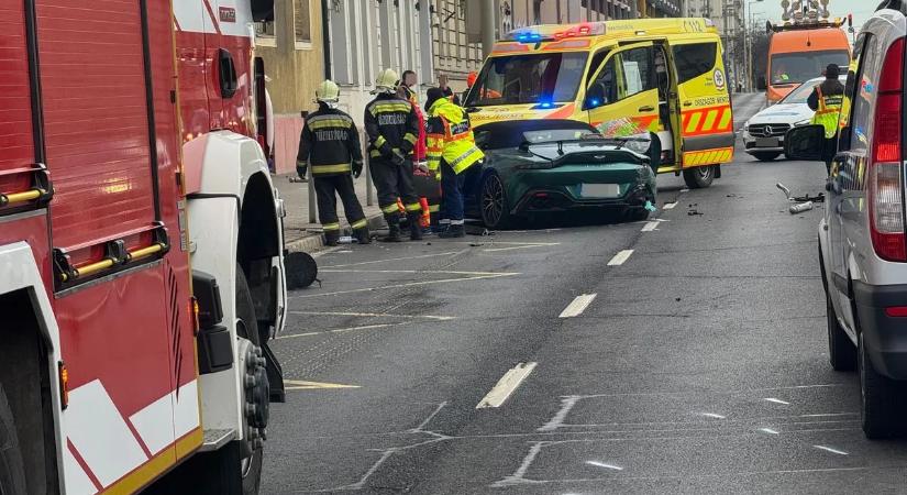 Darabokra tört egy Aston Martin, miután buszmegállónak csapódott és elgázolt egy idős nőt