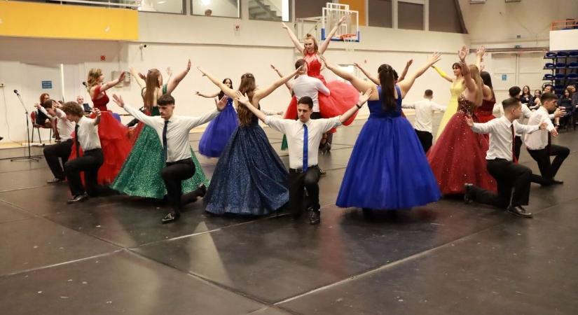 A szalag egyszerre jelképe a büszkeségnek és a felelősségnek, erről is szólt a pénteki széchenyis szalagavató