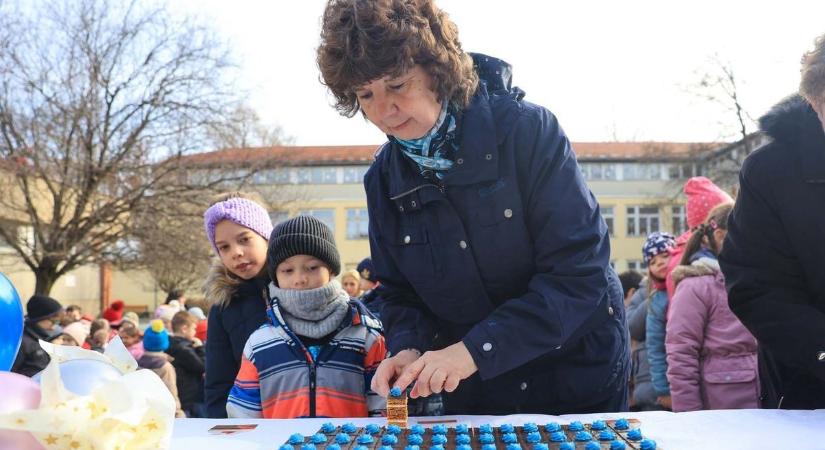 Hatalmas buli az udvaron – 60 éves lett a szekszárdi alma mater! (galéria)