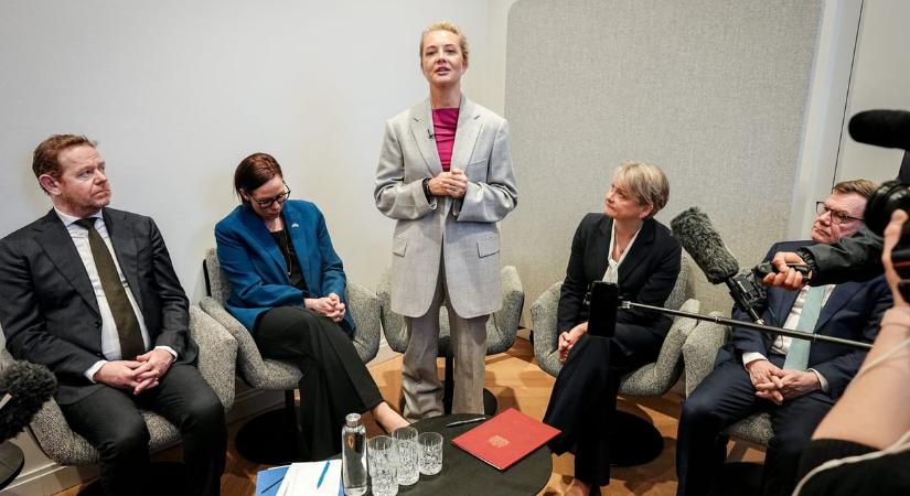 Julija Navalnaja európai külügyminiszterek gyűrűjében jelentette be Münchenben, hogy béákaméreggel ölték meg az oroszok a férjét