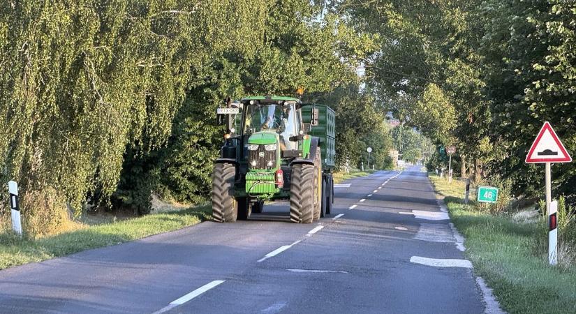 Így oldja meg az új KRESZ az autósok és a traktorosok örök konfliktusát
