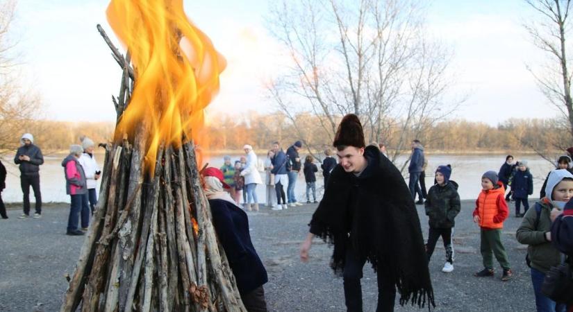 Vasárnap déltől vásár, majd Téltemető Kisapostagon