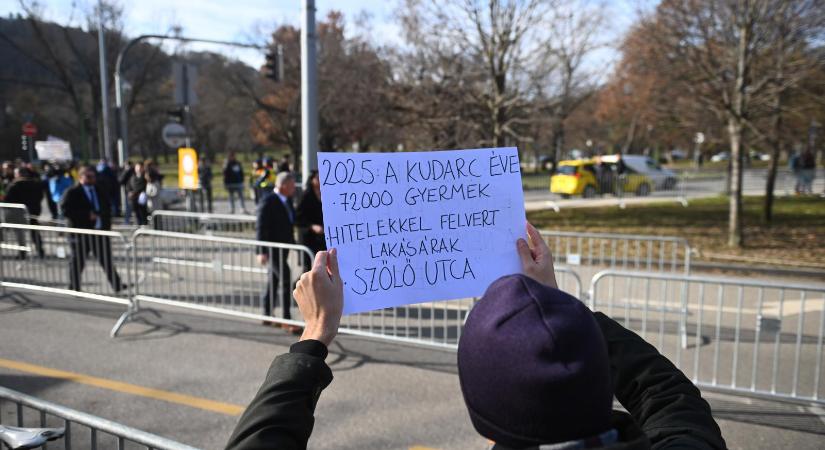 Mintha visszafelé sült volna el a tavaszi nagytakarítás, valaki elkezdte döngetni Majka Csurran, cseppenjét a Várkert Bazárnál Orbán Viktor évértékelője előtt