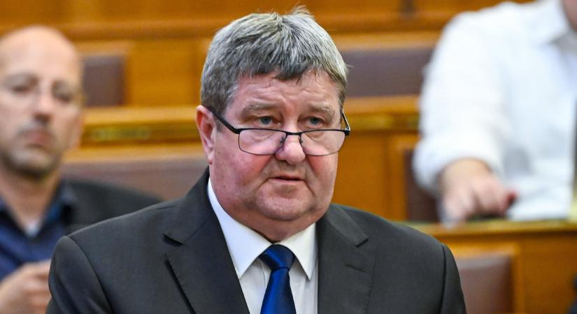 Balesetet szenvedett a fideszes államtitkár, Tállai Andrást kórházba vitték