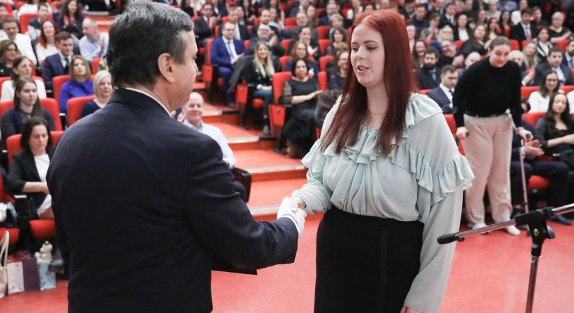 Diplomaosztó Szombathelyen: közel kétszázan vették át az oklevelüket - sok fotóval