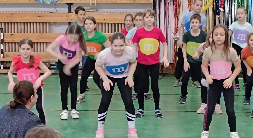 Télűzés kiszebáb égetéssel a Vasvári iskolában