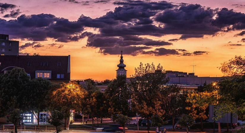 Lila, narancs és vérvörös égbolt, mi okozza a különösen intenzív naplementét?