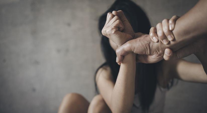 Hihetetlen: légycsapóval verte a lányát a dühös apa