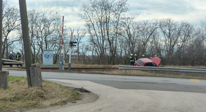 Autó a síneken Győrben - Fordot mentettek a kismegyeri vasúti átjárónál - fotók