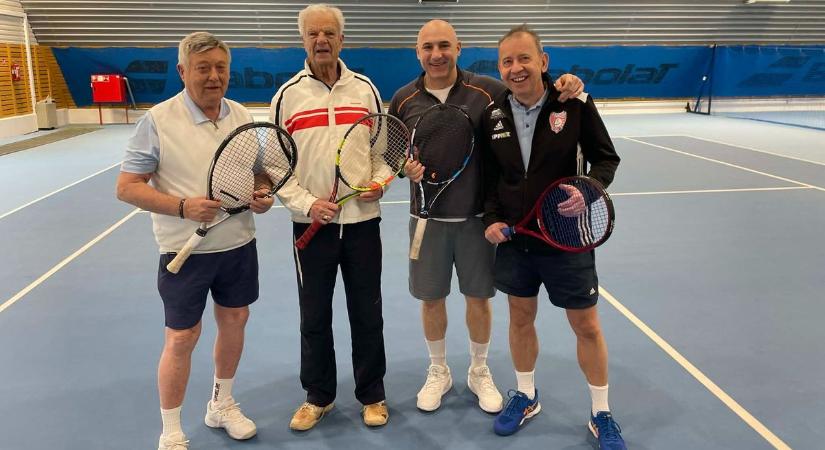 Ez nagy! 90 éves kvízkirály úgy teniszezett Egerben, mint egy profi