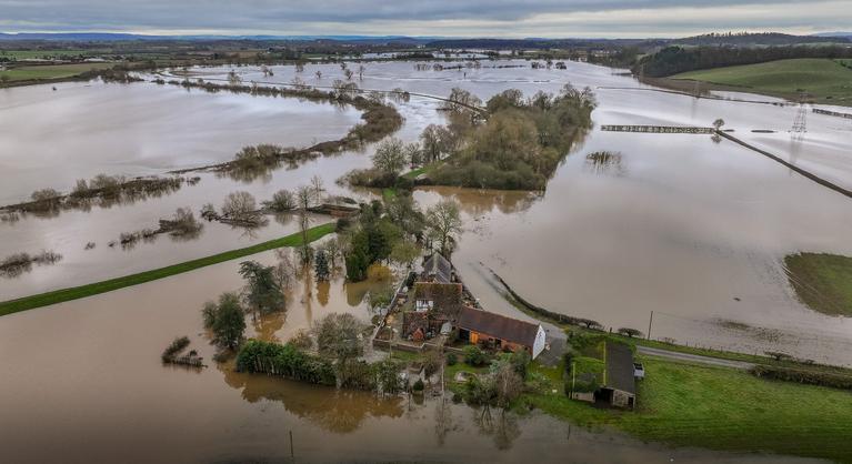 Bajban az Egyesült Királyság: heves esőzések és árvízveszély sújtja az országot
