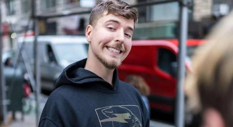Egy youtuber élő adásban próbálja túlszárnyalni a videót, amely beindította MrBeast karrierjét