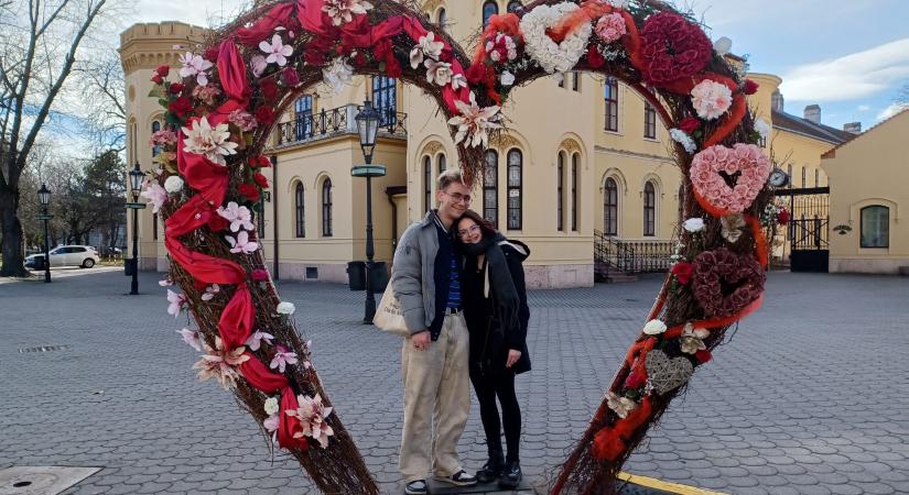 Párosan és páratlanul szép élményt kínál Komárom főterén a Bálint-napi szív