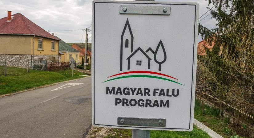 Félmilliárdot vettek el a magyar falvaktól és adták oda Rogánnak kormányzati kommunikációra