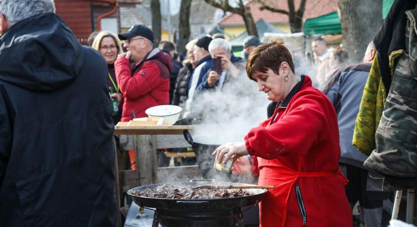 Több száz méternyi kolbászt töltöttek meg: hangulatjelentés a Kevi Böllértalálkozóról – videóval, képgalériával
