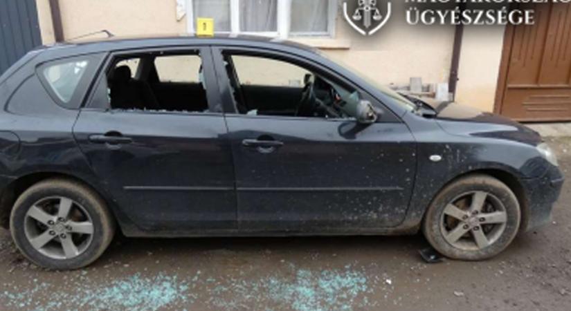 Fegyveres támadás vidéken: kaszával autóra