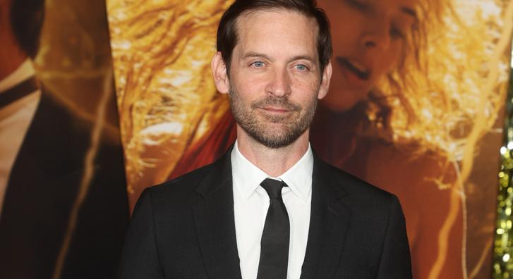 Árulkodó fotók buktatták le Tobey Maguire-t, 30 évvel fiatalabb modellel járhat a színész