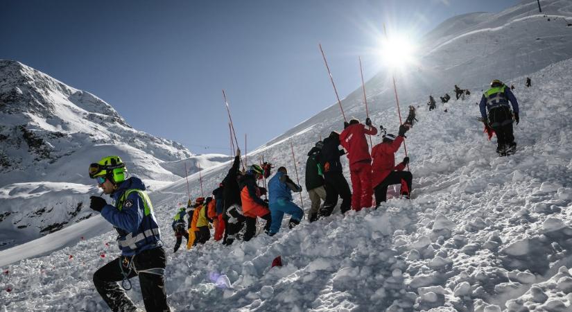 Valósággal hullanak a síelők az Alpokban a lavinák miatt, emberölés gyanújával vizsgálnak egy francia hegyi vezetőt