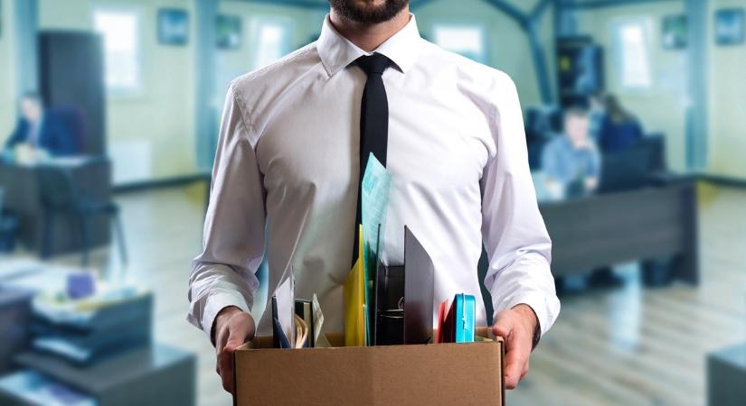 Felmondás határozott idejű munkaszerződés lejártát követő munkavégzés esetén