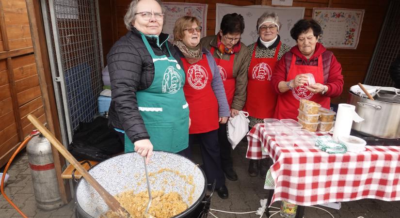 Gömböcleves és toroskáposzta Hajdúböszörmény főtéren