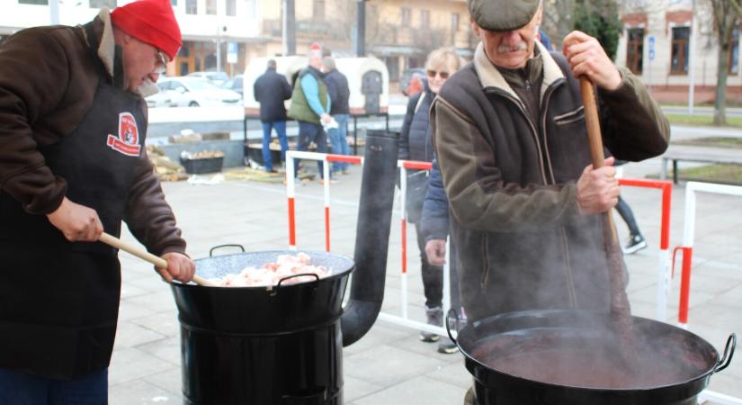 Bálint-napi disznótoros Vágsellyén – gyűjtés az autóbalesetben elhunyt szülők árváinak
