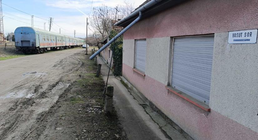 Évtizedes kátyúprobléma oldódhat meg: 450 milliós útfelújítás indul a makói Vasút soron