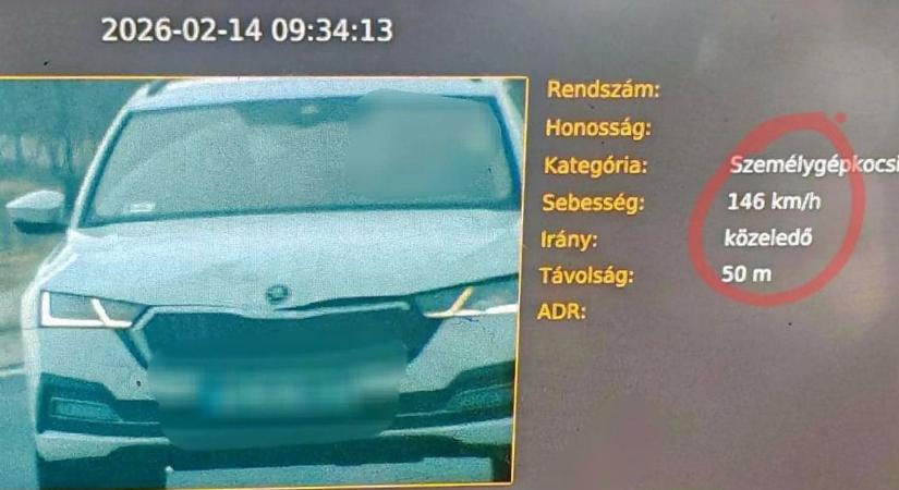 Brutális tempó a 710-es úton: 146-tal repesztett egy Skoda – Két óra alatt 26 gyorshajtót mértek be