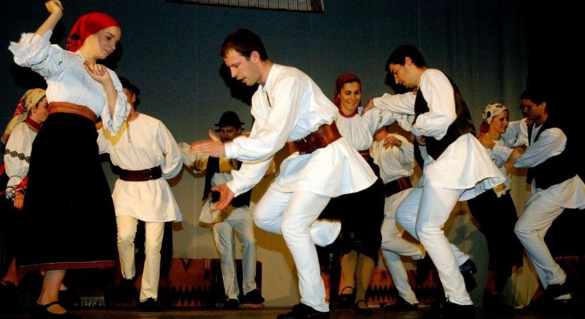 Retró fotókon Tata néptáncosai: így ropták 15 éve kicsik és nagyok