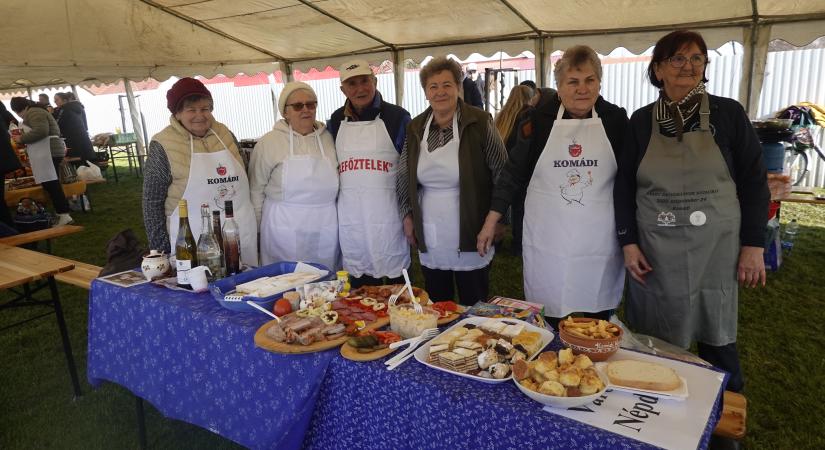 Kolbásztöltés Komádiban: füst, móka, csapatmunka