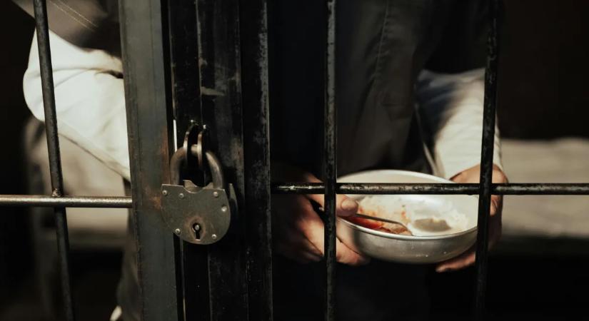 Baltával rontott rá áldozatára – emberölés és emberkereskedelem miatt áll bíróság előtt