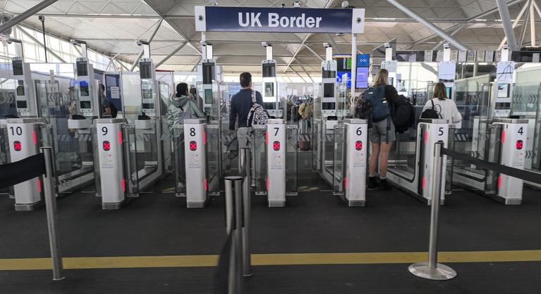 Döntött a brit kormány: kötelező útlevél vagy drága igazolás kell a kettős állampolgárok beutazásához