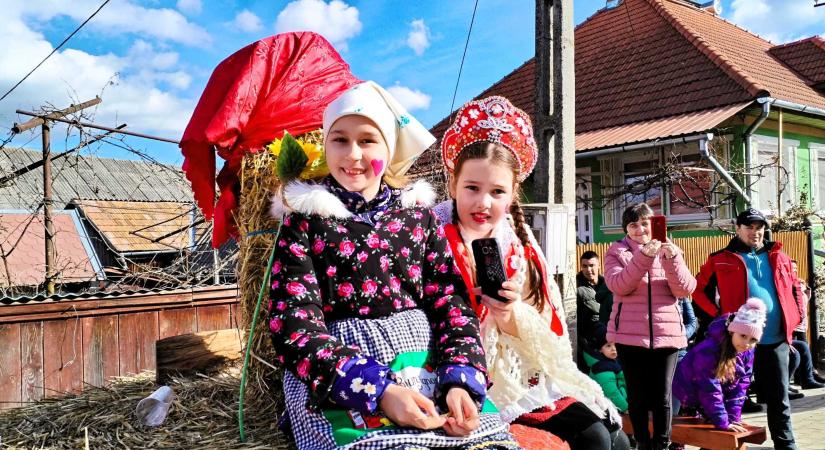 „Ha egy székely is marad a Földön, a jókedv megmarad” – Elbúcsúztatták a telet a Hargita megyei farsangolók