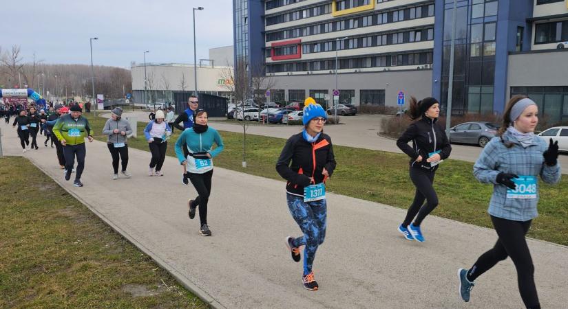 Fotókon az első Valentín-napi örömfutás Győrben - Nagy Balázs is segített a bemelegítésben