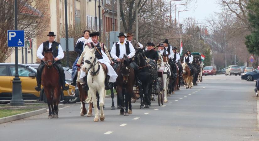 Elképesztő látvány Hódmezővásárhelyen: felvonult a lovasbandérium – galériával, videóval