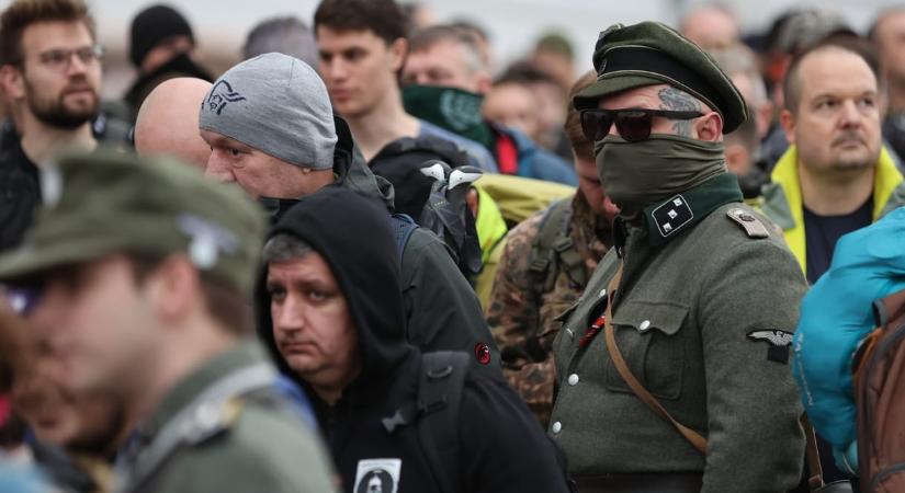 Zavartalanul masíroztak az SS-egyenruhás neonácik a budapesti kitörés túrán