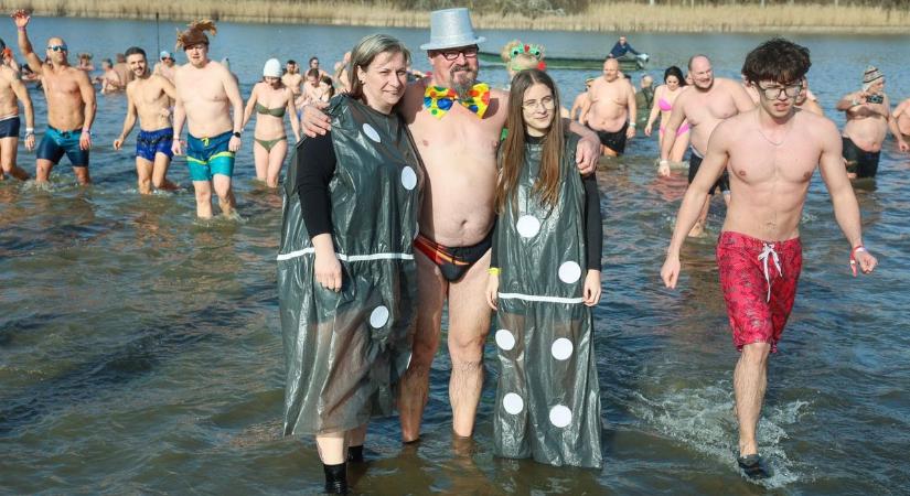 Zeusz is alászállt, hogy merüljön a jeges Tisza-tóban