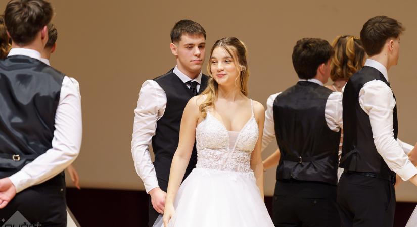 Lassan lezárul egy fejezet – szalagavató a Révaiban