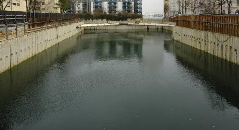 Ezt a tavat sosem akarták létrehozni: vize lakóházak között hullámzik