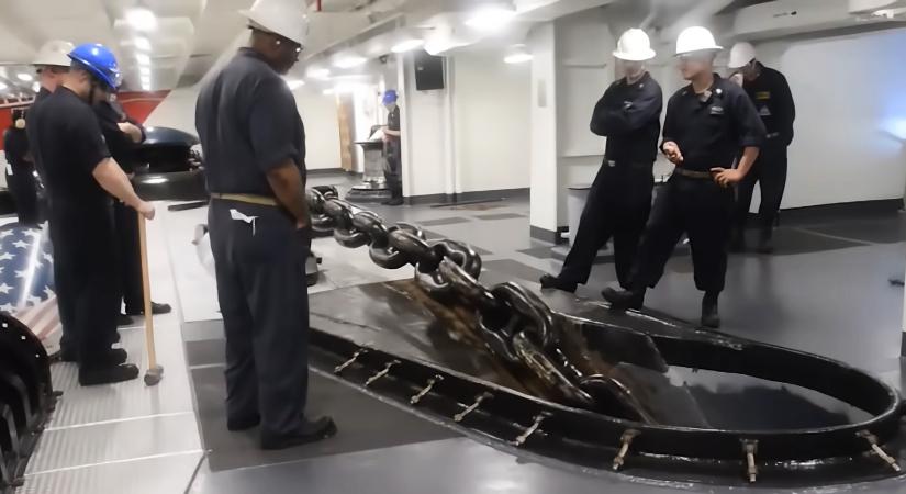 Dolgok, amiket ne fogj meg: az anyahajó horgonylánca leeresztés közben