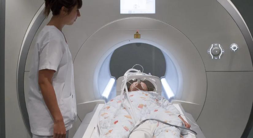 Hónapokig fájlalta a hasát a hároméves kisfiú, mire kiderítették, hogy gerincdaganata van